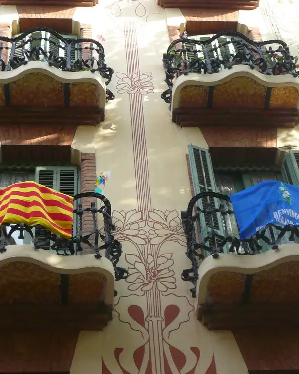 Balcones engalanados para la fiesta mayor