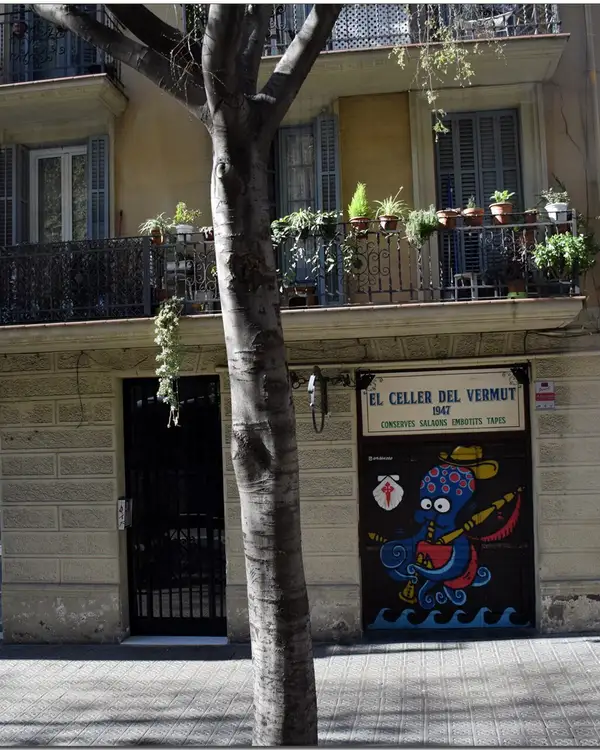Fachada de Barcelona con balcones de hierro